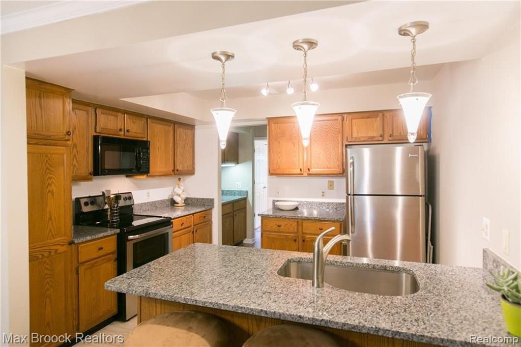 1655 Huntington Park Rochester Hills, MI 48309 - Photo 17 of 40