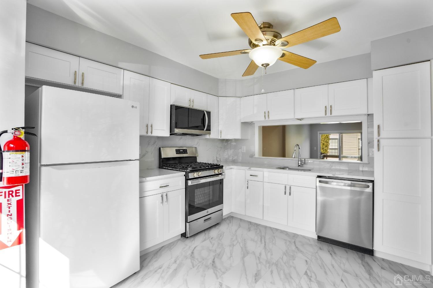 303 Timber Oaks Road Edison, NJ 08820 - Photo 9 of 28 a kitchen with a refrigerator stove and microwave