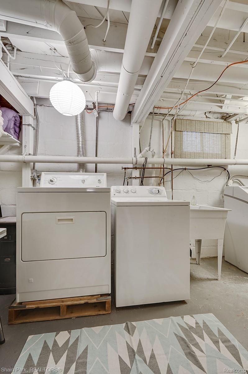 322 Ferndale Avenue Rochester, MI 48307 - Photo 22 of 27 Laundry.jpg
