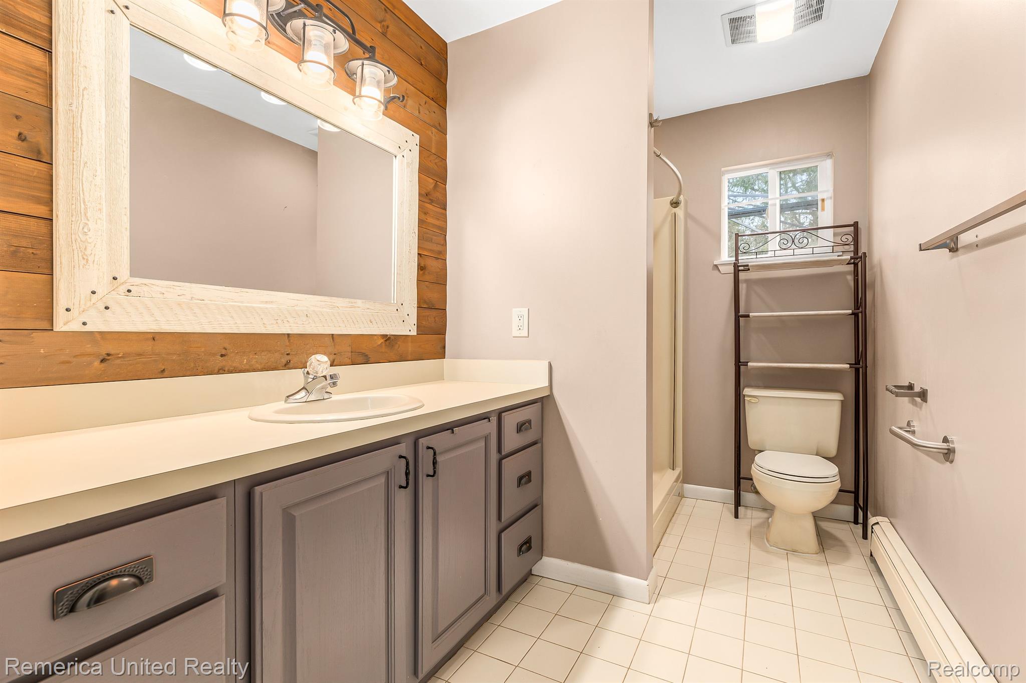 10413 Oakhill Road Holly, MI 48442 - Photo 19 of 39 PRIMARY FULL BATHROOM