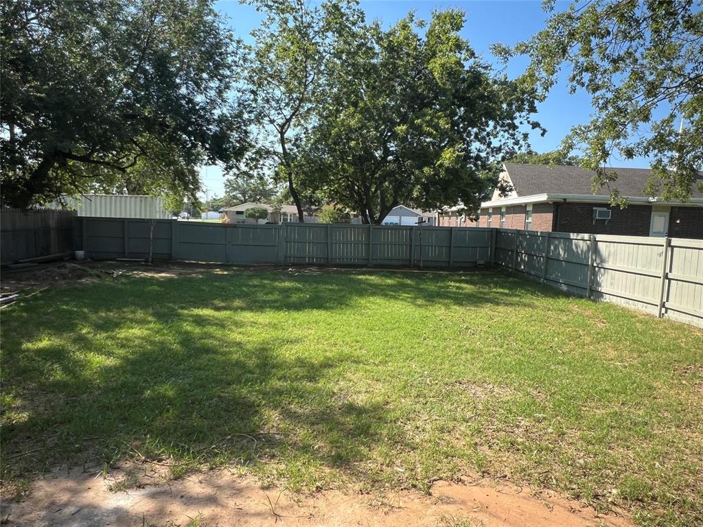 709 East Crafton Street Henrietta, TX 76365 - Photo 2 of 10 a view of a backyard