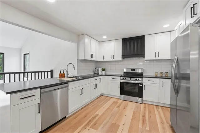 $455,000 | 527 Lancelot Drive, Liberty, MO 64068