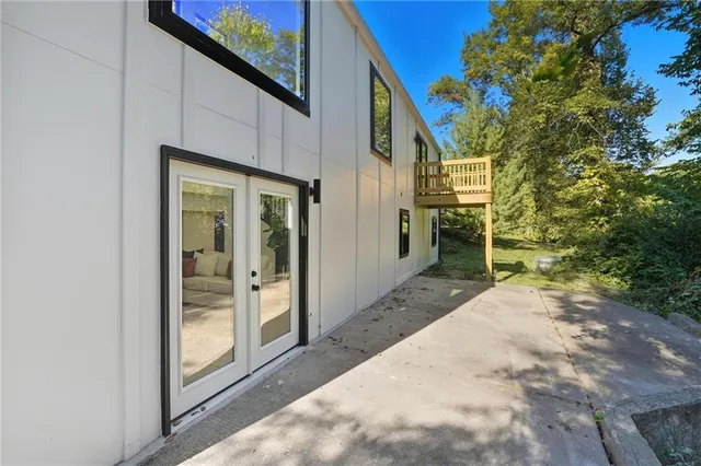 $455,000 | 527 Lancelot Drive, Liberty, MO 64068