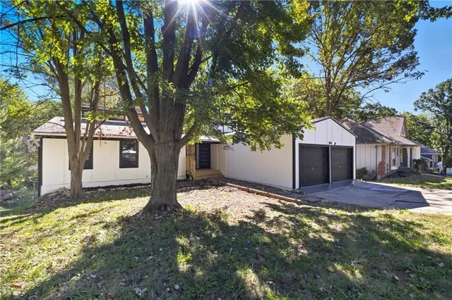 $455,000 | 527 Lancelot Drive, Liberty, MO 64068