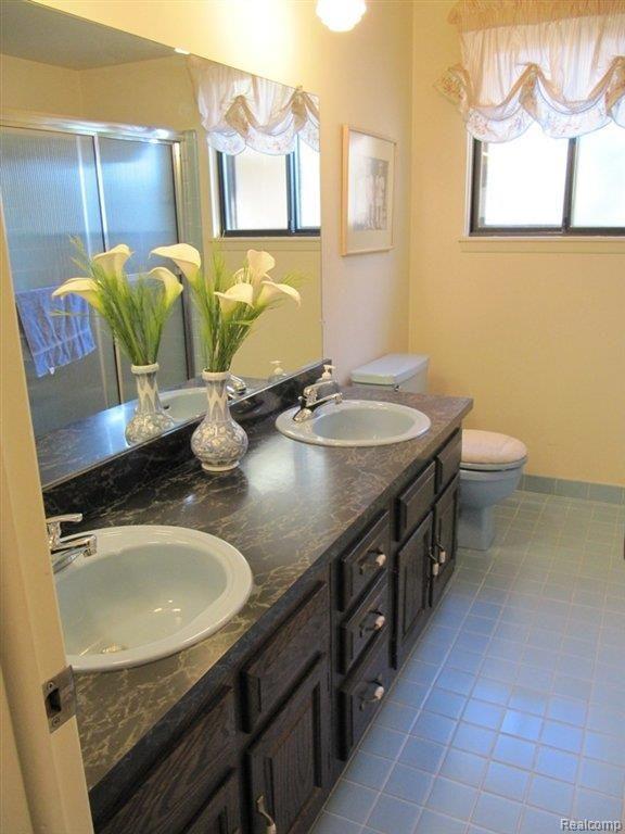 777 Leinster Road Rochester, MI 48309 - Photo 16 of 25 First floor bathroom