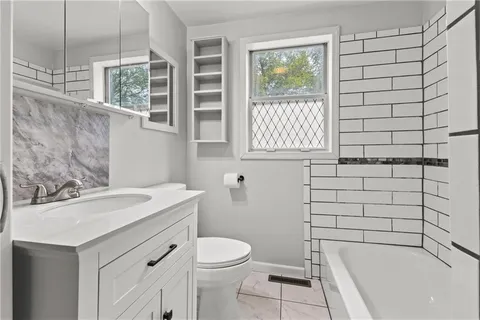 $199,900 | 9217 Oak Street, Kansas City, MO 64114