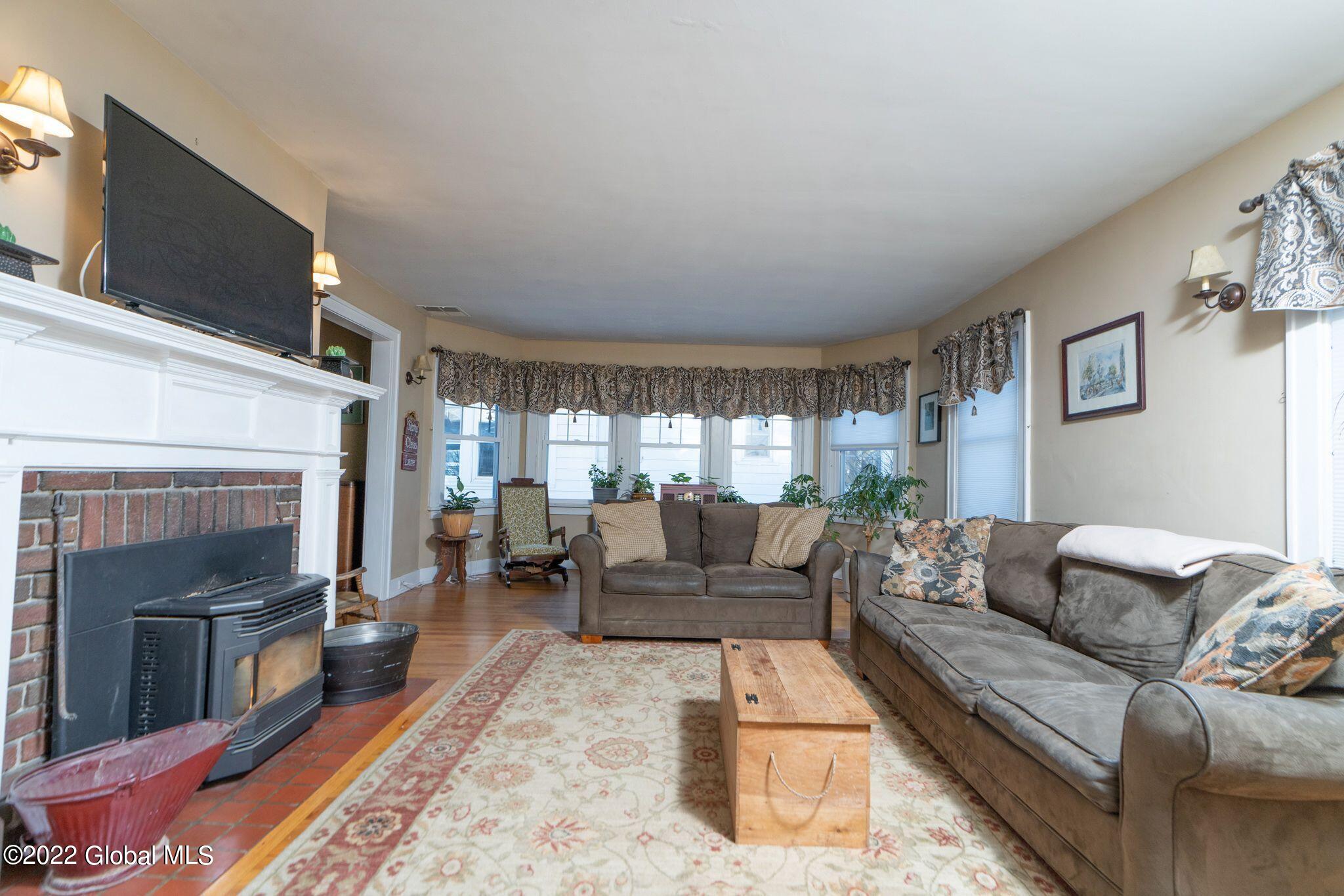 130 Vley Road Scotia, NY 12302 - Photo 4 of 34 t7jyKkRE