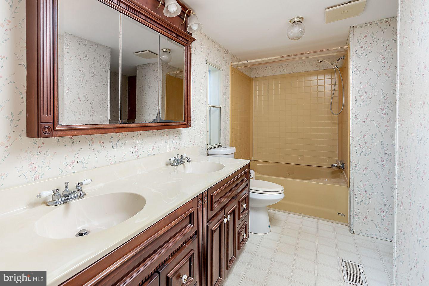 85 Hickory Avenue Mantua, NJ 08051 - Photo 10 of 30 bath off of Main bed