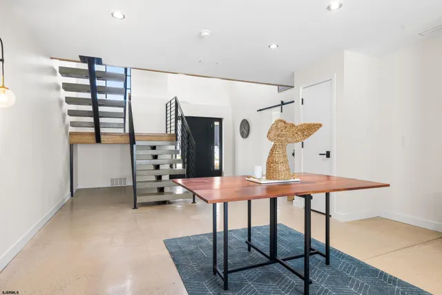 a view of entryway with a front door