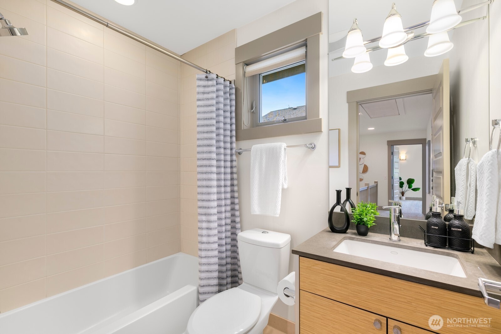 4840 40th Avenue Southwest, Unit A Seattle, WA 98116 - Photo 21 of 31