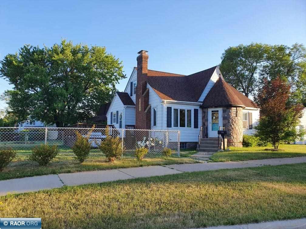 105 6th Street Northwest Chisholm, MN 55719 - Photo 1 of 28