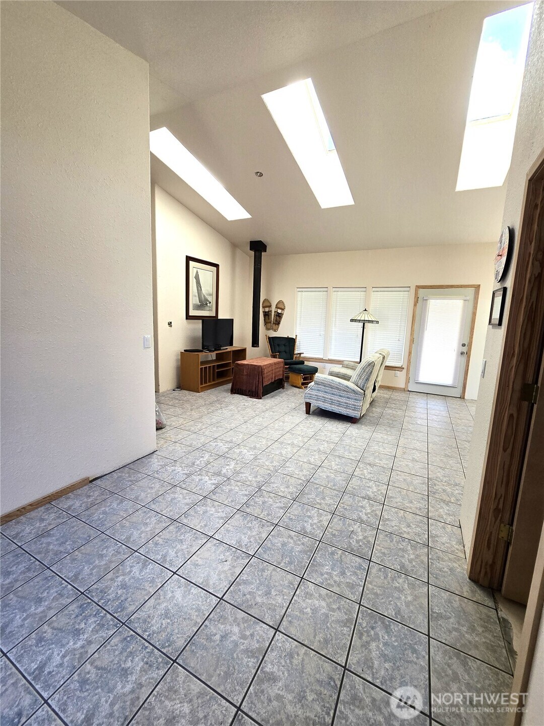 30100 H Street Ocean Park, WA 98640 - Photo 4 of 22 a living room with furniture
