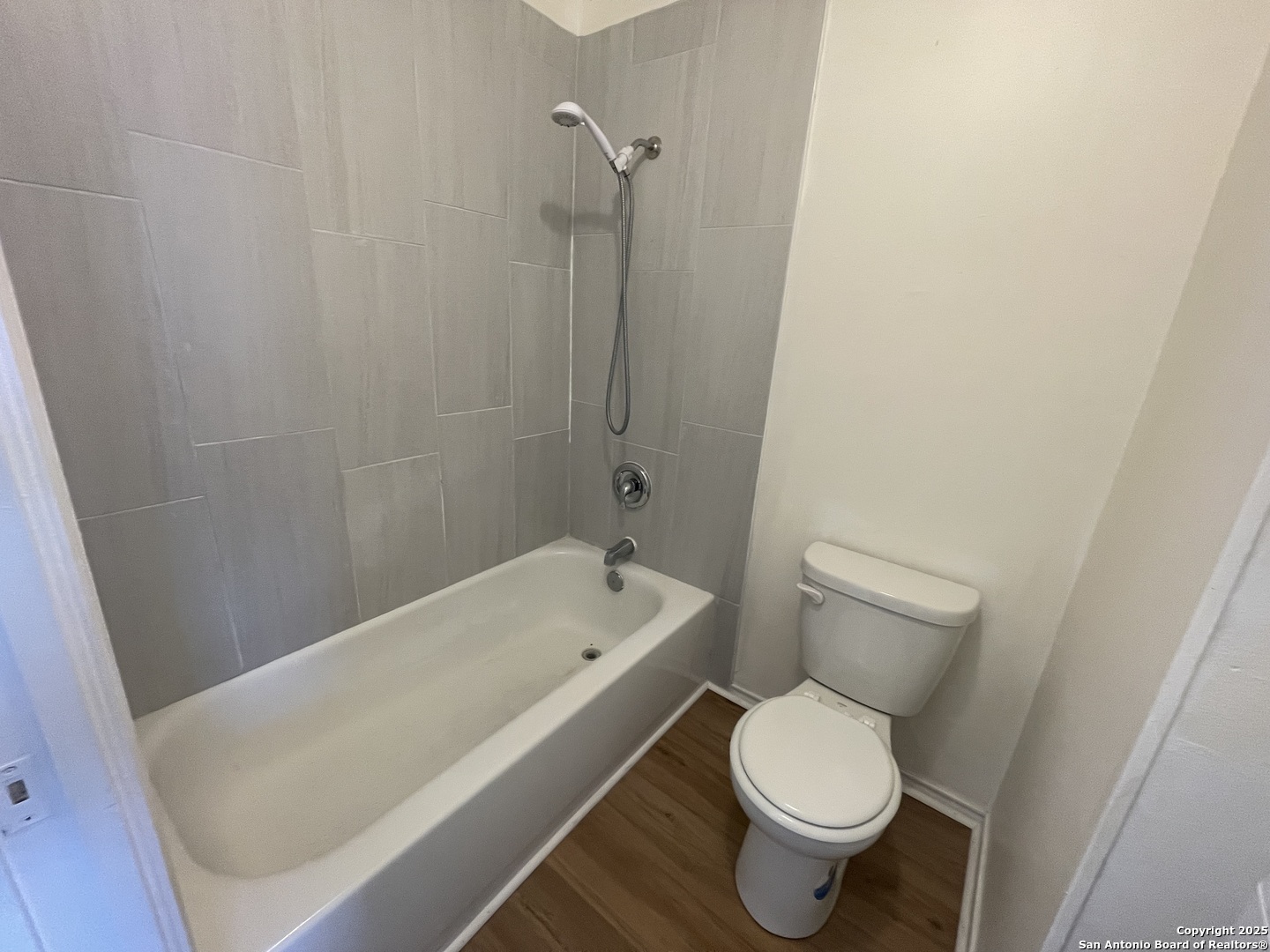 11610 Vance Jackson, Unit 982 San Antonio, TX 78230 - Photo 8 of 9 a bathroom with a toilet and a bathtub