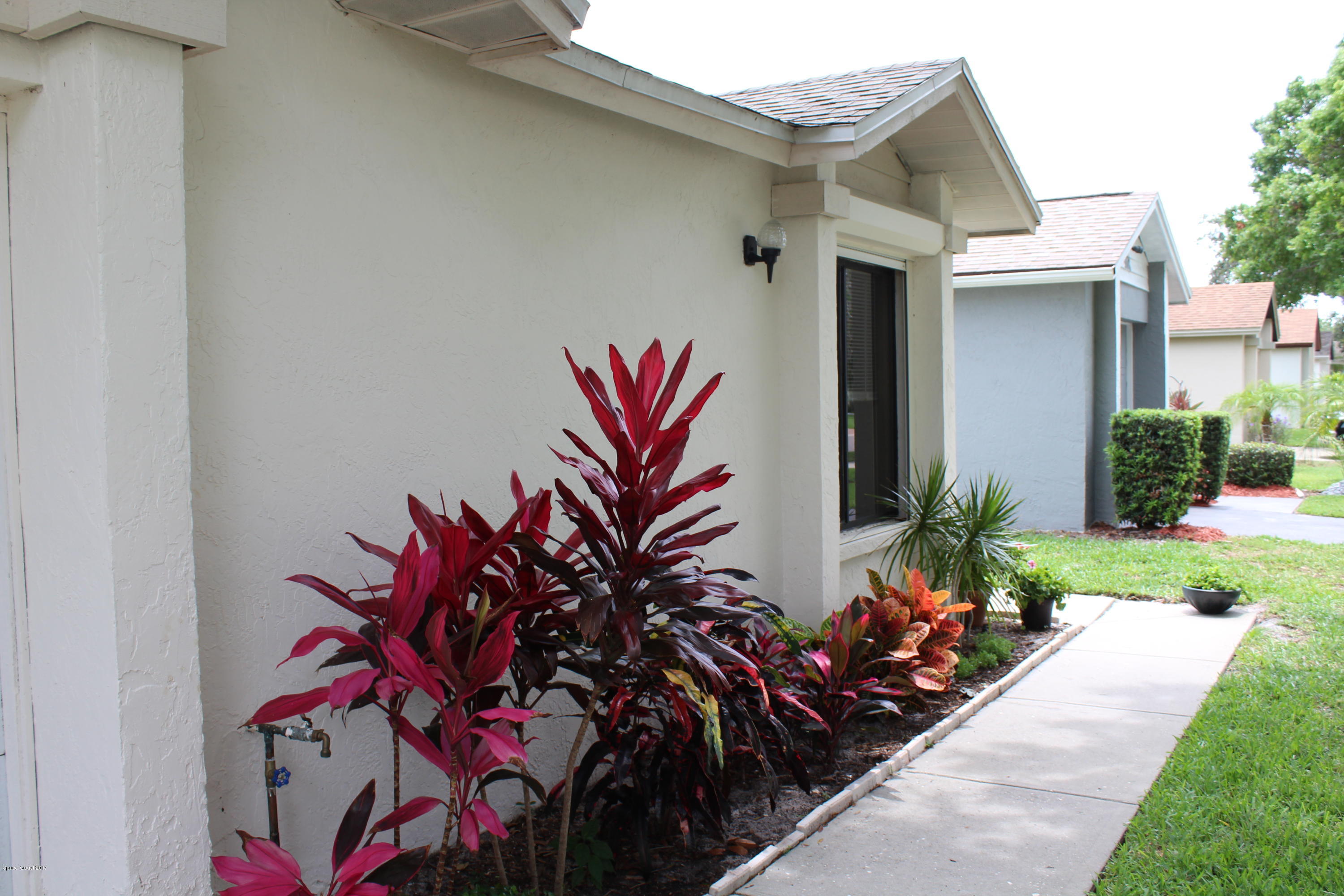 370 Myrtlewood Road Melbourne, FL 32940 - Photo 22 of 26 Side Walkway