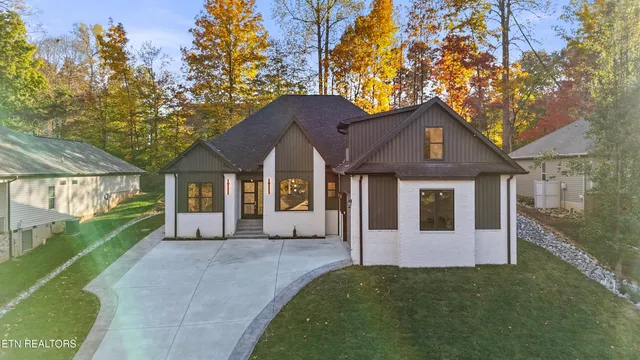 $814,999 | 176 Saligugi Way, Loudon, TN 37774