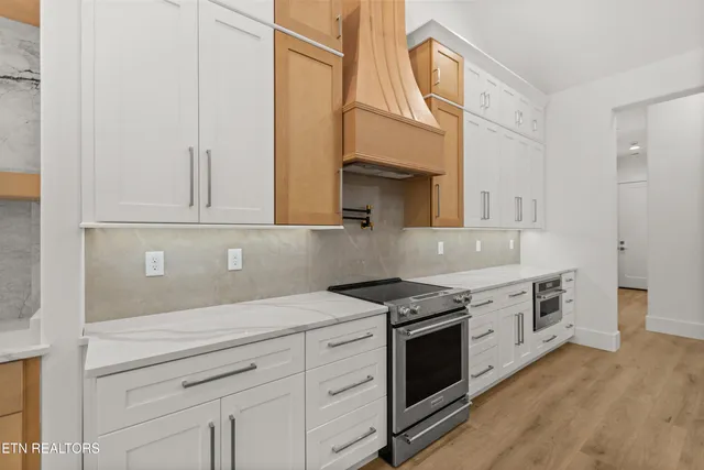 $814,999 | 176 Saligugi Way, Loudon, TN 37774