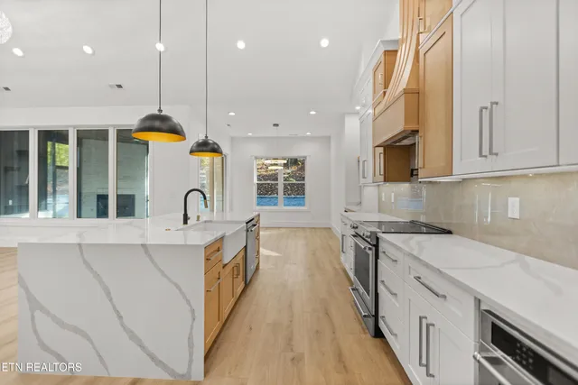 $814,999 | 176 Saligugi Way, Loudon, TN 37774