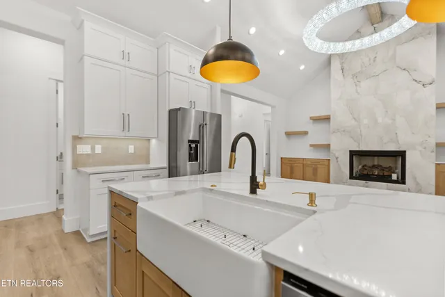 $814,999 | 176 Saligugi Way, Loudon, TN 37774