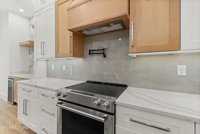 $814,999 | 176 Saligugi Way, Loudon, TN 37774