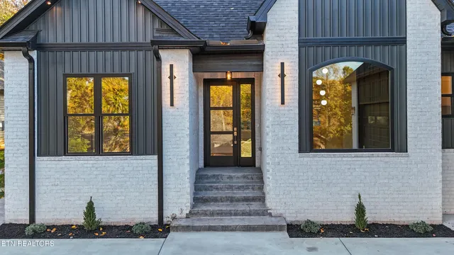 $814,999 | 176 Saligugi Way, Loudon, TN 37774