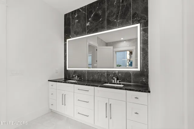 $814,999 | 176 Saligugi Way, Loudon, TN 37774