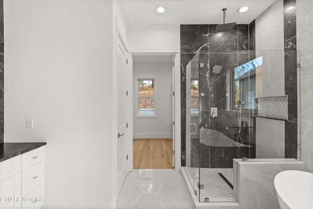 $814,999 | 176 Saligugi Way, Loudon, TN 37774