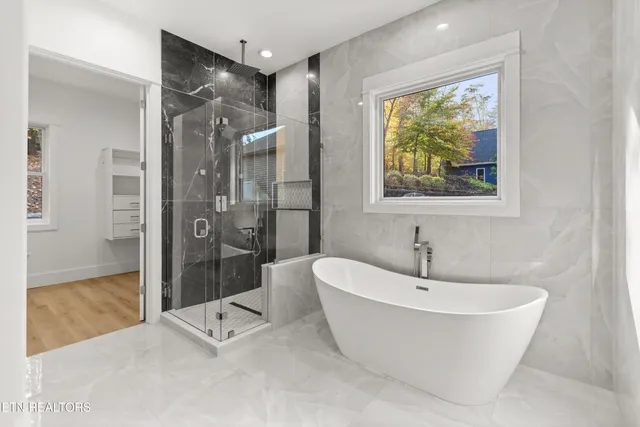 $814,999 | 176 Saligugi Way, Loudon, TN 37774