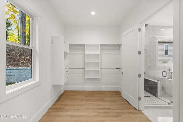 $814,999 | 176 Saligugi Way, Loudon, TN 37774