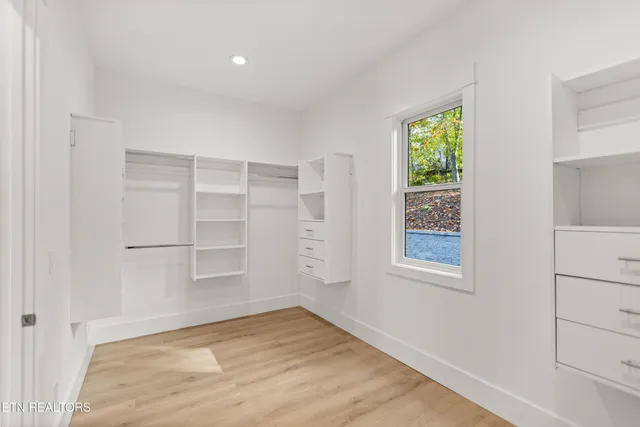 $814,999 | 176 Saligugi Way, Loudon, TN 37774