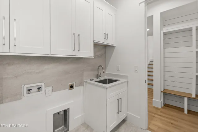 $814,999 | 176 Saligugi Way, Loudon, TN 37774