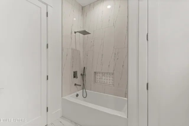 $814,999 | 176 Saligugi Way, Loudon, TN 37774