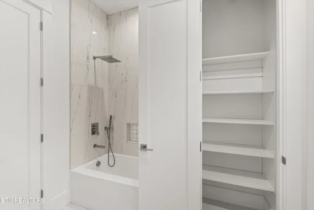 $814,999 | 176 Saligugi Way, Loudon, TN 37774