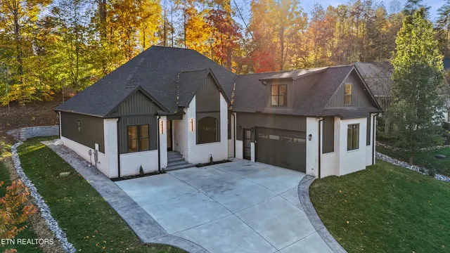 $814,999 | 176 Saligugi Way, Loudon, TN 37774