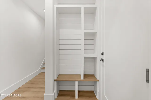 $814,999 | 176 Saligugi Way, Loudon, TN 37774