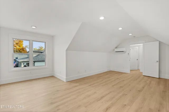 $814,999 | 176 Saligugi Way, Loudon, TN 37774