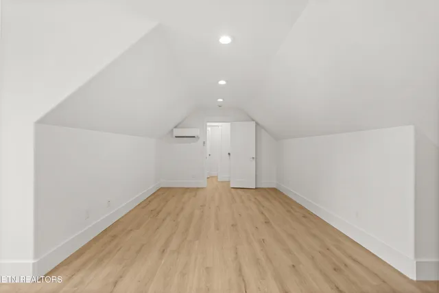 $814,999 | 176 Saligugi Way, Loudon, TN 37774