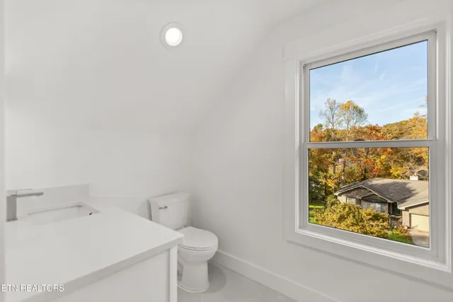 $814,999 | 176 Saligugi Way, Loudon, TN 37774