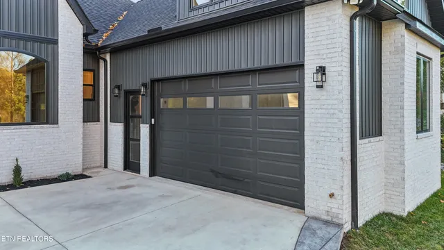 $814,999 | 176 Saligugi Way, Loudon, TN 37774