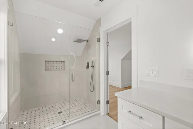 $814,999 | 176 Saligugi Way, Loudon, TN 37774