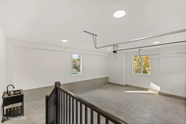 $814,999 | 176 Saligugi Way, Loudon, TN 37774