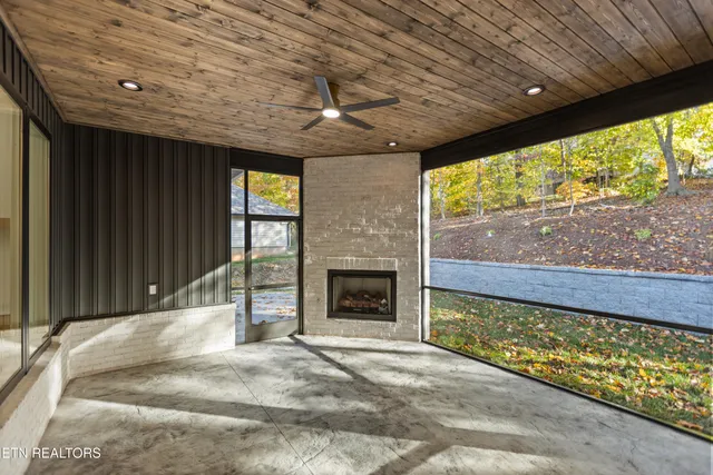 $814,999 | 176 Saligugi Way, Loudon, TN 37774