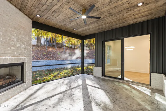 $814,999 | 176 Saligugi Way, Loudon, TN 37774