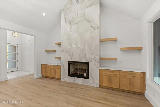 $814,999 | 176 Saligugi Way, Loudon, TN 37774