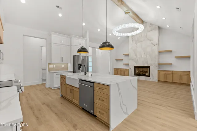 $814,999 | 176 Saligugi Way, Loudon, TN 37774