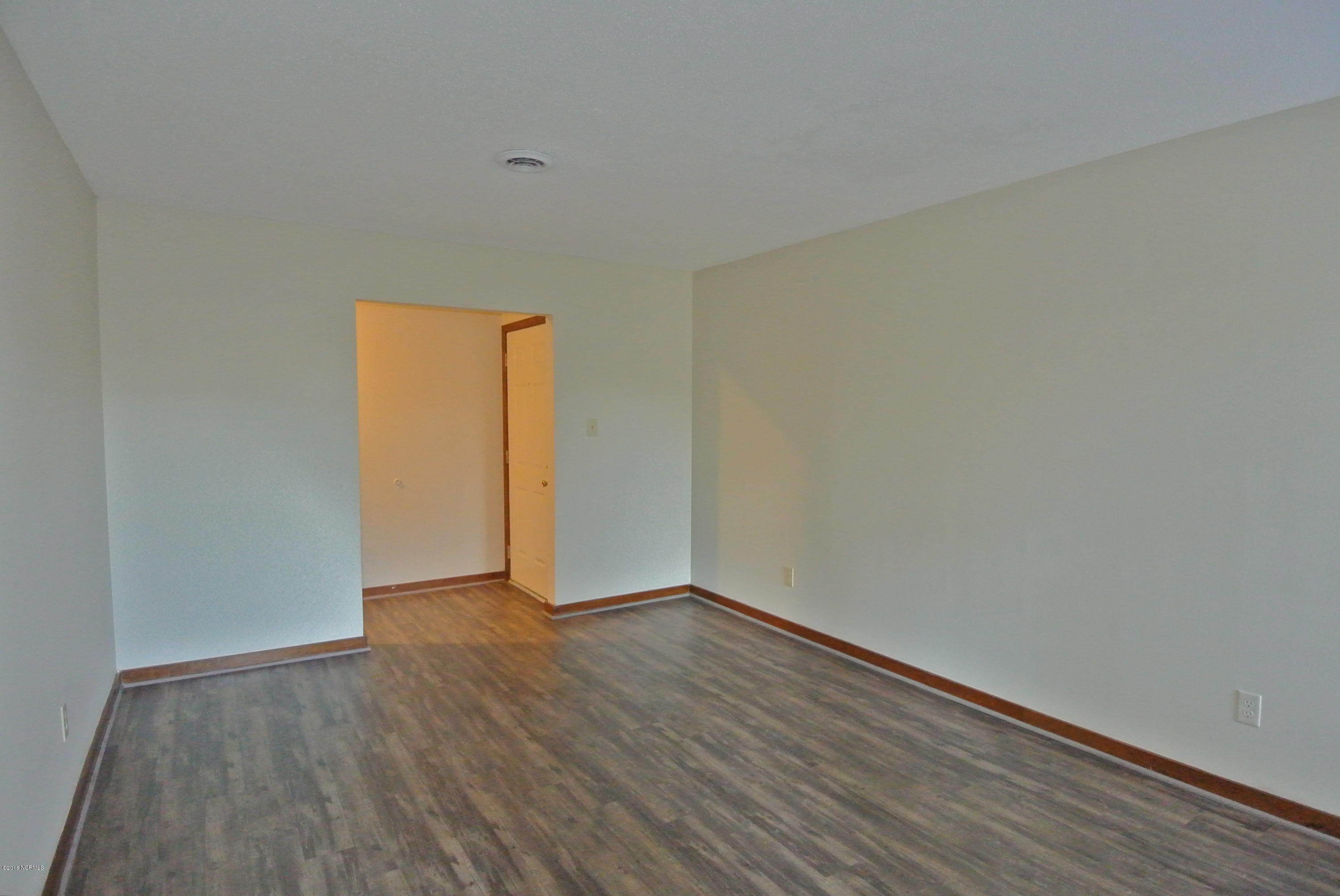 1106 Karen Drive, Unit G New Bern, NC 28562 - Photo 3 of 13 Living Room