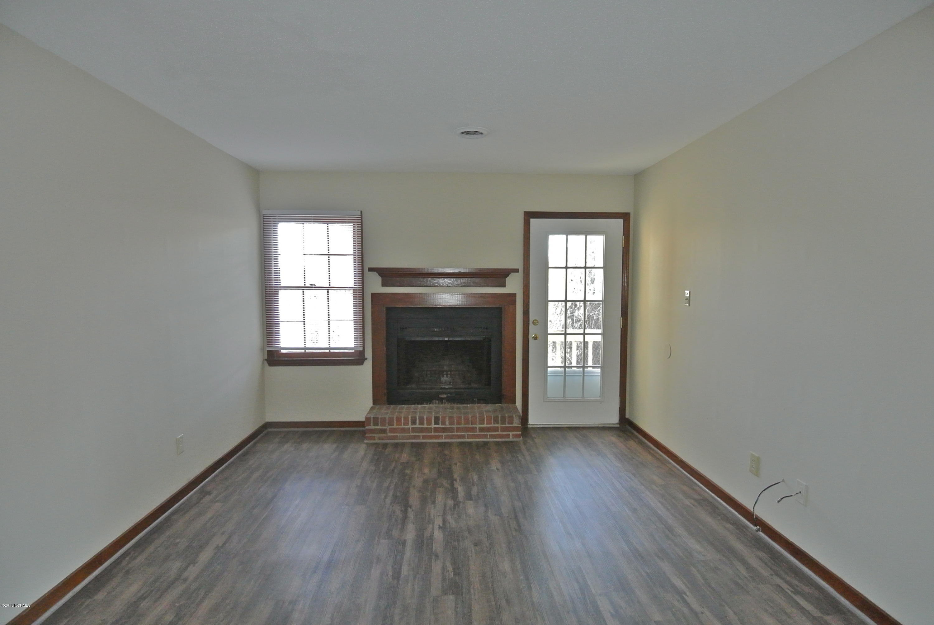 1106 Karen Drive, Unit G New Bern, NC 28562 - Photo 4 of 13 Living Room