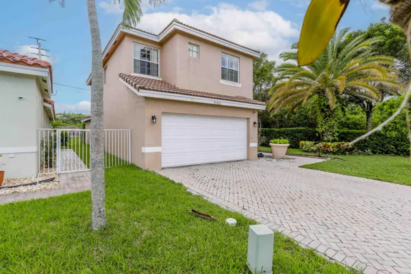 a front view of house with yard