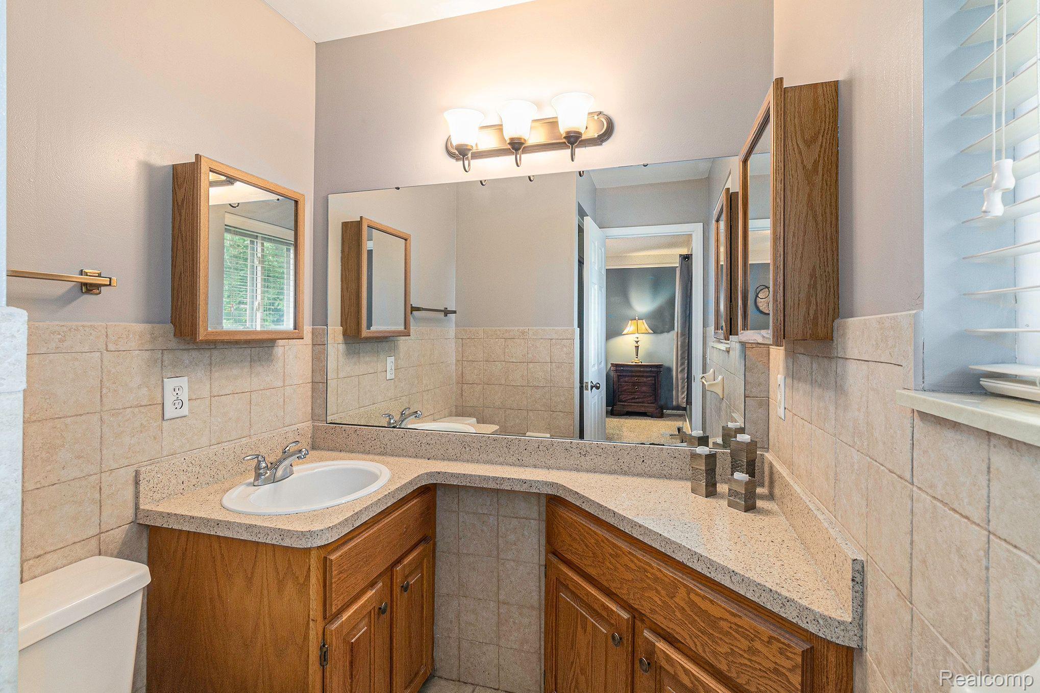1746 Ridge Road White Lake, MI 48383 - Photo 18 of 39 Primary Suite Bathroom with Shower