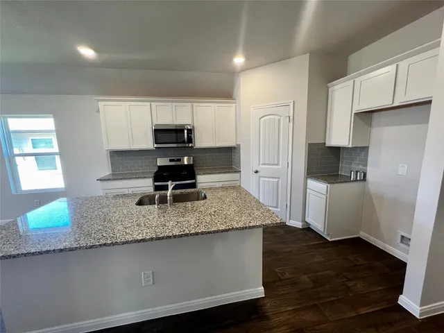 $1,800 | 316 Abbey Lane, Lockhart, TX 78644