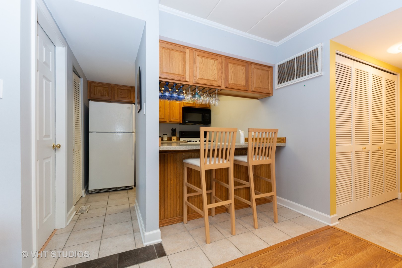 9830 Sayre Avenue, Unit 1 Chicago Ridge, IL 60415 - Photo 4 of 11 a view of a kitchen with furniture and a window